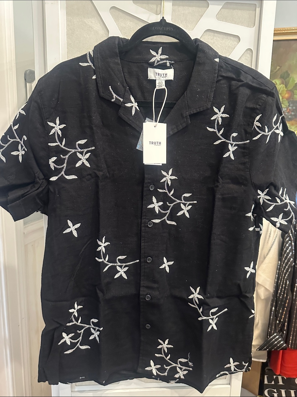 NWT Truth Black Short-Sleeve Button-Down Shirt with White Floral Embroidery (M)
